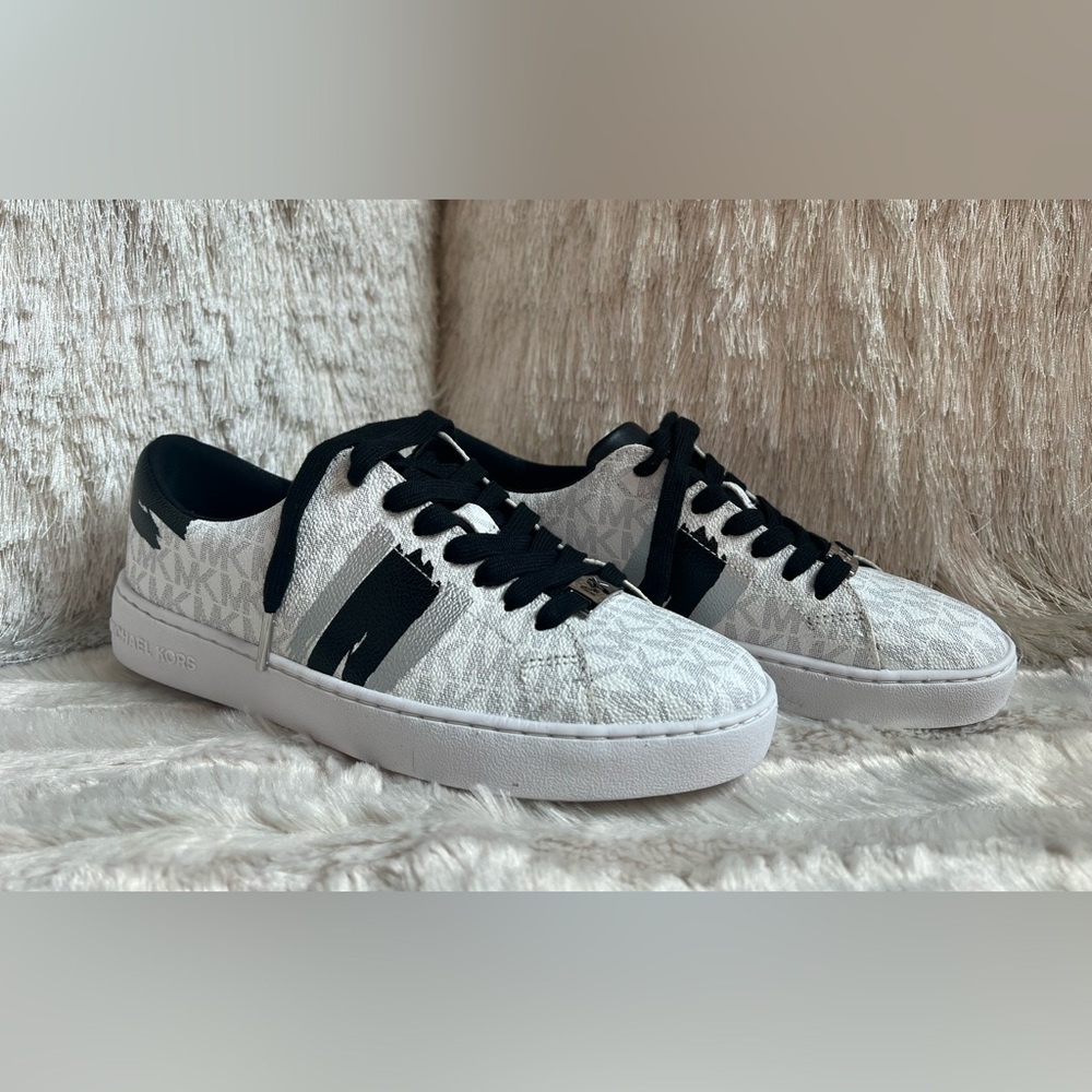 NIB Micheal Kors Keaton Lace Up Mini MK Logo Lux/Painted Size: 6.5M